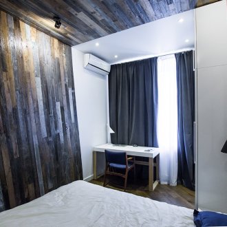 Ασυνήθιστο αντίθετο σχέδιο ενός υπνοδωματίου με χώρο εργασίας