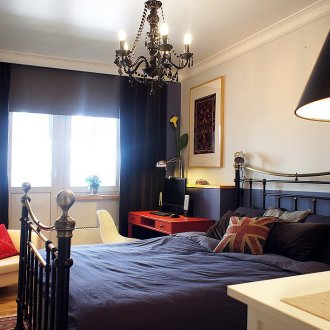 Κόκκινο γραφείο σε ασπρόμαυρη κρεβατοκάμαρα