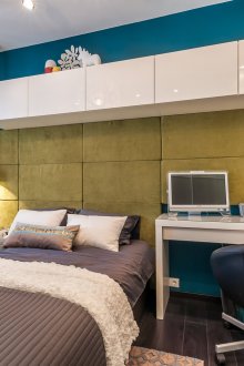 Μοντέρνο φωτεινό υπνοδωμάτιο με χώρο εργασίας