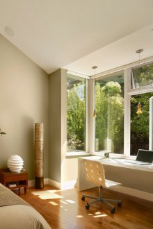 Ένα μεγάλο παράθυρο δίνει άφθονο φυσικό φως στο υπνοδωμάτιο με μελέτη