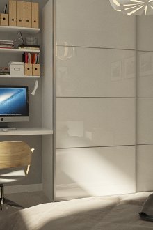 Μικρό χώρο εργασίας με ράφια πάνω από το τραπέζι στο υπνοδωμάτιο