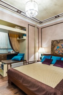 Κύριο υπνοδωμάτιο με μεταλλικό μπαλκόνι