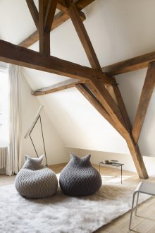 Τσάντες πολυθρόνας με πλεκτά καλύμματα στο σαλόνι