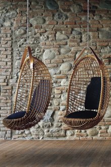 Κρεμάστε τις ψάθινες καρέκλες