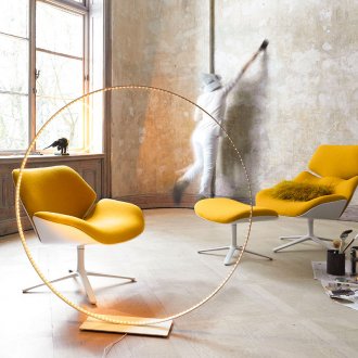 Όμορφες κίτρινες και λευκές ξαπλώστρες