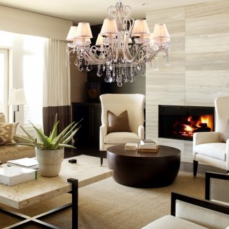 Πολυέλαιος στο νεοκλασικό εσωτερικό του καθιστικού