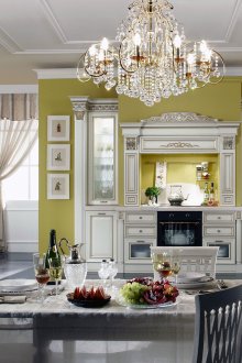 Lampadario su una cucina bianca e verde chiaro in stile classico