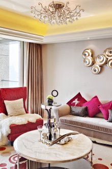 Όμορφος πολυέλαιος στροβιλισμού στο σαλόνι