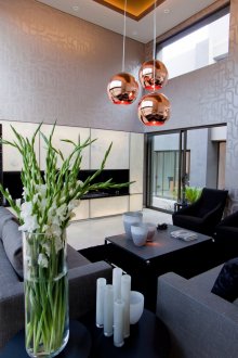 Στρογγυλές μεταλλικές μπάλες ως πολυέλαιο