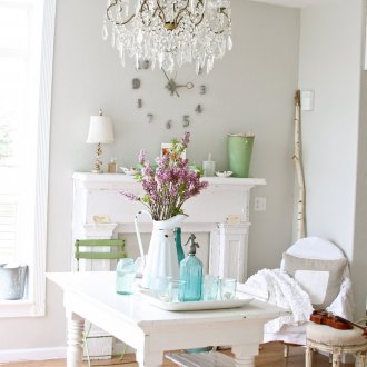 Όμορφος πολυέλαιος σε σκανδιναβικό εσωτερικό