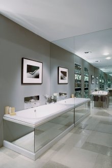 Καθρέφτης τοίχου και το σώμα του μπάνιου