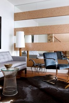 Τείχος ξύλου και καθρέφτες στο σαλόνι