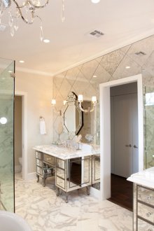 Όμορφο τοίχο καθρέφτη στο μπάνιο