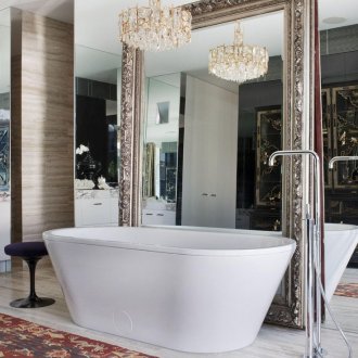 Καθρέπτης καθρέφτη στον τοίχο και μπάνιο