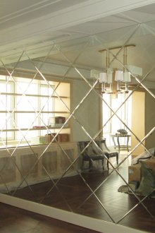 Καθρέφτης τοίχου στο δωμάτιο