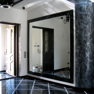 Μεγάλο καθρέφτη στο διάδρομο