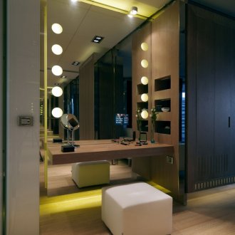 Τοίχος καθρέφτη με τραπέζι