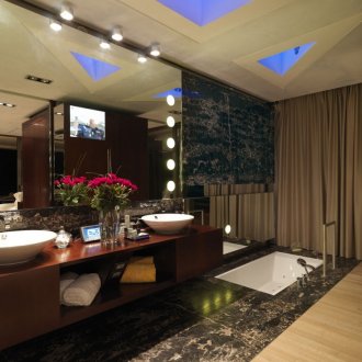 Μεγάλο καθρέφτη στο μπάνιο