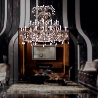 Όμορφος πολυέλαιος στο εσωτερικό