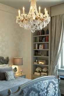 Όμορφος πολυέλαιος στο υπνοδωμάτιο