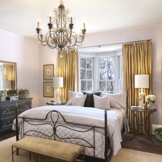 Κλασικός πολυέλαιος στην κρεβατοκάμαρα