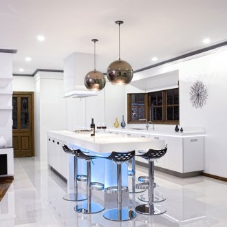 Σύγχρονος πολυέλαιος με τη μορφή μπάλες στην κουζίνα