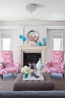 Ροζ και λευκές πολυθρόνες