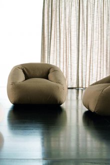 Μαλακές καφέ πολυθρόνες