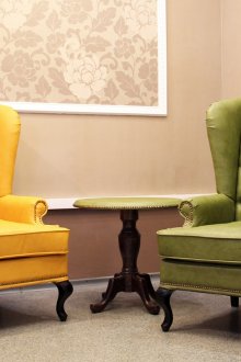 Κίτρινες και πράσινες πολυθρόνες