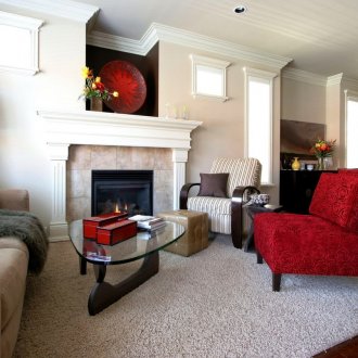 Κόκκινες και ριγέ πολυθρόνες στο σαλόνι