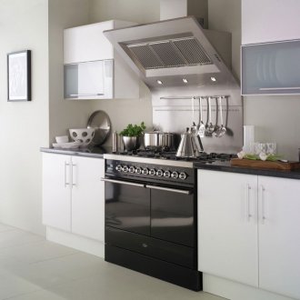 Μικρή μαύρη και άσπρη μινιμαλιστική κουζίνα