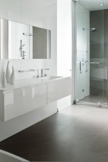 Λευκό και γκρι κομψό μινιμαλιστικό μπάνιο