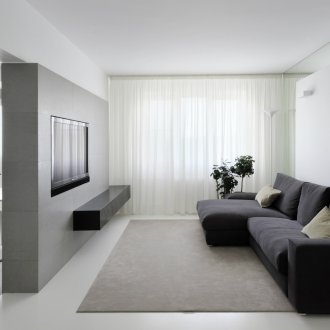 Μαύρος καναπές σε ένα μινιμαλιστικό καθιστικό