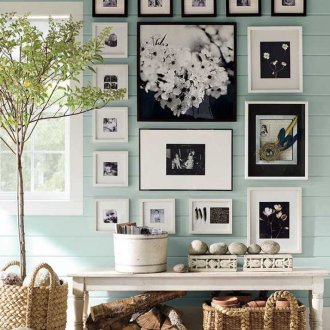 Ένα παράδειγμα μιας όμορφης ρύθμισης των φωτογραφιών στον τοίχο