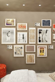 Διάταξη φωτογραφιών σε σχήμα καρδιάς στην κρεβατοκάμαρα