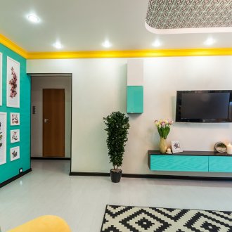 Φωτογραφίες στον τοίχο και το βάθρο στο σαλόνι