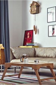 Φωτογραφίες σε λεπτές μαύρες κορνίζες στον τοίχο στο σαλόνι