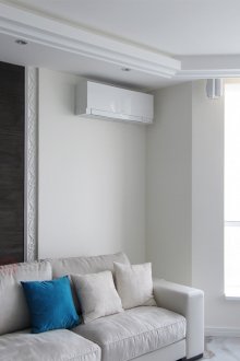 Κλιματισμός στη γωνία του δωματίου κάτω από την οροφή