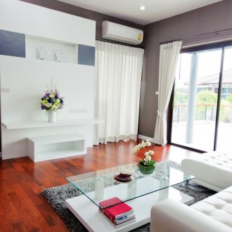 Κλιματισμός στο παράθυρο στο δωμάτιο