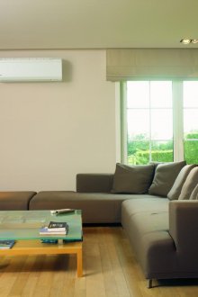 Λευκός κλιματισμός σε ένα οικολογικό σαλόνι