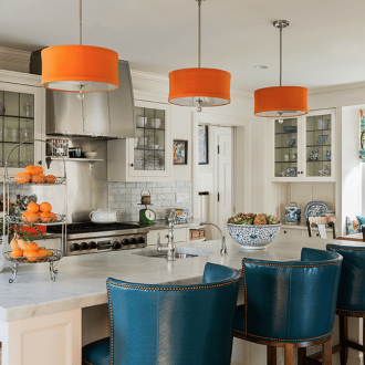 Μπλε και πορτοκαλί χρώματα σε μια άσπρη κουζίνα