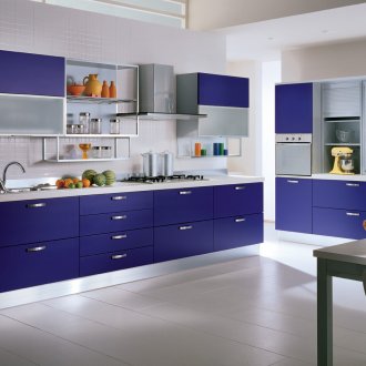 Μπλε γυαλιστερή βαφή στο μπάνιο