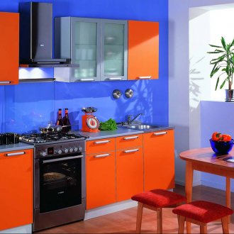 Μπλε και πορτοκαλί κουζίνα
