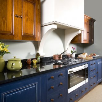 Μπλέ-καφέ εσωτερικό κουζίνα