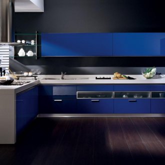 Μαύρη και μπλε μεγάλη κουζίνα