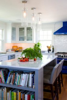 Μπλε στοιχεία σε μια λευκή και γκρίζα κουζίνα