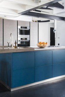 Μπλε σβησμένο χρώμα σε μια λευκή και γκρίζα κουζίνα