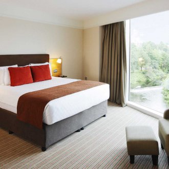 Cozy Art Nouveau υπνοδωμάτιο με μεγάλο παράθυρο