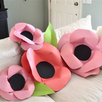 Μεγάλα λουλούδια για διακόσμηση αίθουσας γενεθλίων