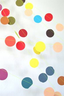 Γιρλάντες από νήμα και έγχρωμους κύκλους